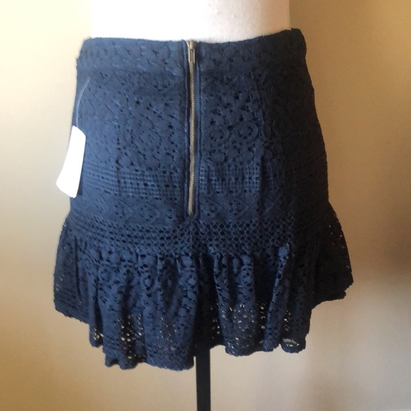 NEW WITH TAGS Forever 21 Lace Tiered Skirt Zip-back with eye-hook. Navy Sz Small - Picture 2 of 13